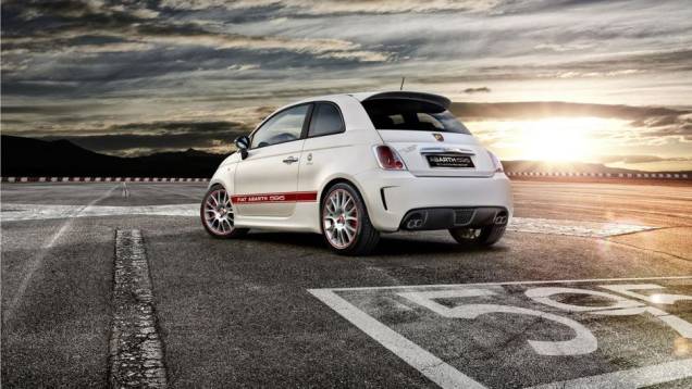 Por fora, a cor da carroceria é branca, mas há diversos elementos gráficos espalhados por laterais e capô, incluindo faixas vermelhas e logotipos históricos da Abarth | <a href="https://preprod.quatrorodas.abril.com.br/saloes/frankfurt/2013/abarth-595-50th-anniver" rel="migration"></a> Por fora, a cor da carroceria é branca, mas há diversos elementos gráficos espalhados por laterais e capô, incluindo faixas vermelhas e logotipos históricos da Abarth | <a href="https://preprod.quatrorodas.abril.com.br/saloes/frankfurt/2013/abarth-595-50th-anniver" rel="migration"></a>
