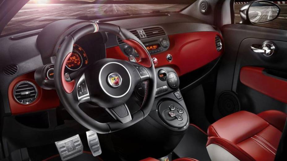 Os pedais são de alumínio, enquanto o volante tem base achatada, com detalhes metálicos e costura vermelha | <a href="https://preprod.quatrorodas.abril.com.br/saloes/frankfurt/2013/abarth-595-50th-anniversary-edition-752139.shtml" rel="migration">Leia mais</a>