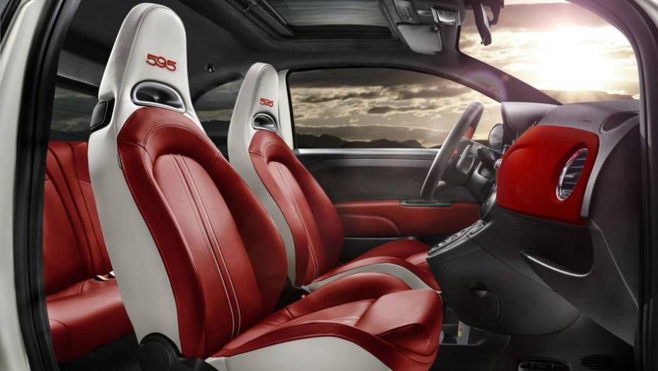 O revestimento dos bancos &eacute; feito com couro em duas cores (base vermelha e detalhes em branco) | <a href="https://preprod.quatrorodas.abril.com.br/saloes/frankfurt/2013/abarth-595-50th-anniversary-edition-752139.shtml" rel="migration">Leia mais</a>