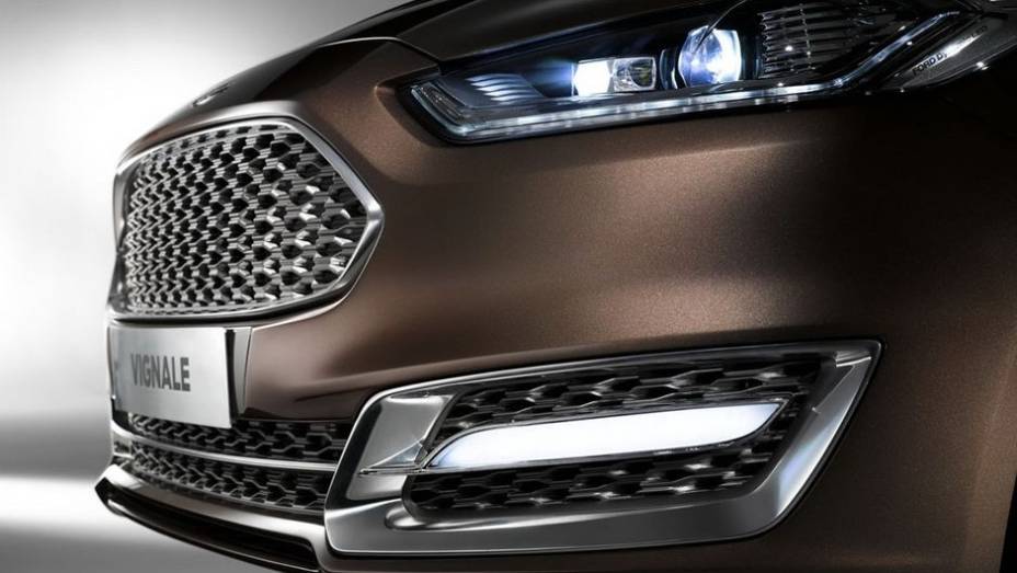 O Mondeo Vignale traz uma nova grade frontal cromada, novo para-choque com LEDs nos faróis de neblina, rodas de liga leve aro 20 com desenho exclusivo, entre outros itens | <a href="https://preprod.quatrorodas.abril.com.br/saloes/frankfurt/2013/ford-mondeo-fusion-" rel="migration"></a>