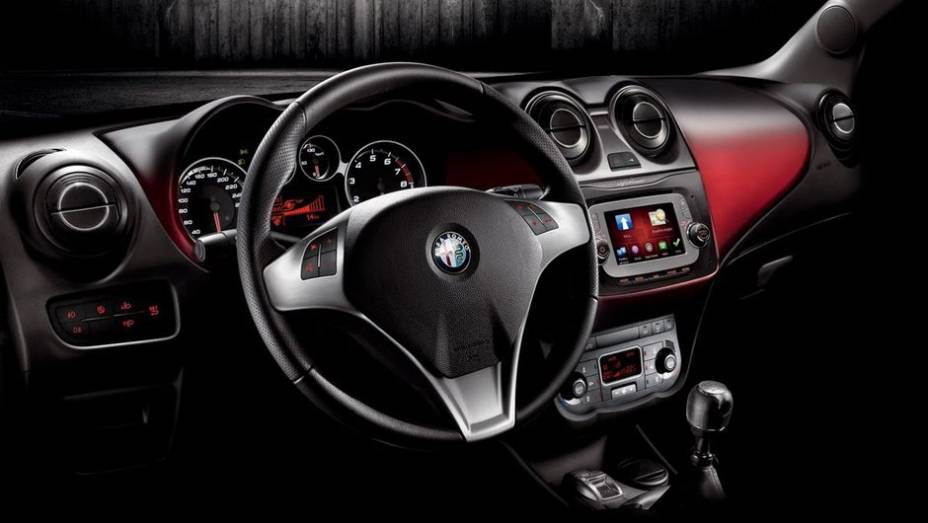Outra novidade do Alfa Romeo MiTo &eacute; um sistema multim&iacute;dia baseado no Uconnect, com tela sens&iacute;vel ao toque de cinco polegadas e navegador TomTom integrado | <a href="https://preprod.quatrorodas.abril.com.br/saloes/frankfurt/2013/alfa-romeo-mito-752249.shtml" rel="migration">Leia m</a>