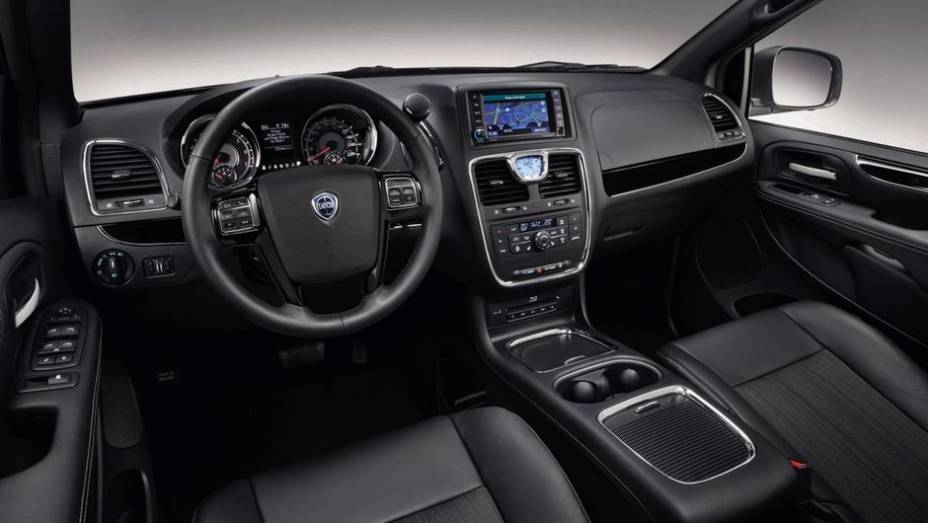 Por dentro, o revestimento é em couro, com acabamento em preto | <a href="https://preprod.quatrorodas.abril.com.br/saloes/frankfurt/2013/lancia-voyager-s-752166.shtml" rel="migration">Leia mais</a> Por dentro, o revestimento é em couro, com acabamento em preto | <a href="https://preprod.quatrorodas.abril.com.br/saloes/frankfurt/2013/lancia-voyager-s-752166.shtml" rel="migration">Leia mais</a>