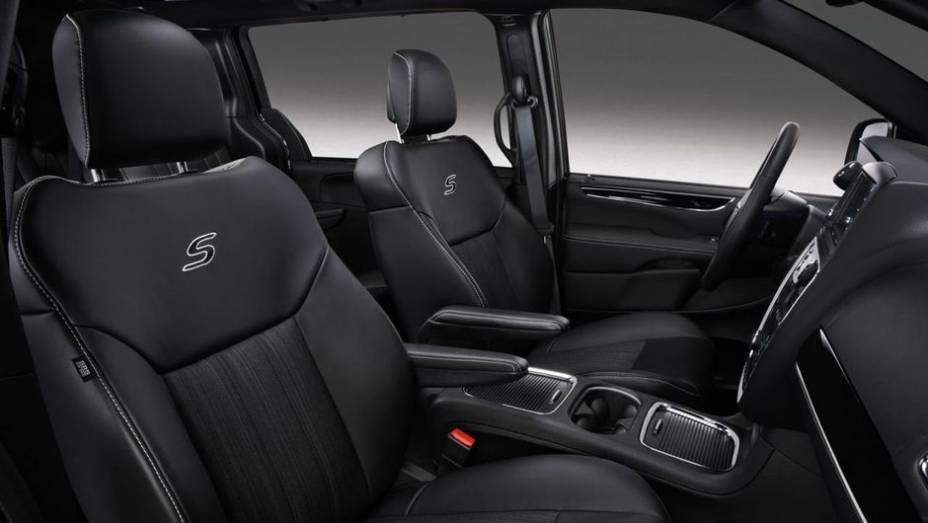 Duas opções de motorização estão disponíveis, as mesmas do modelo da Chrysler: 2.8 de quatro cilindros turbodiesel e 3.6 V6 Pentastar | <a href="https://preprod.quatrorodas.abril.com.br/saloes/frankfurt/2013/lancia-voyager-s-752166.shtml" rel="migration">Leia mais</a> Duas opções de motorização estão disponíveis, as mesmas do modelo da Chrysler: 2.8 de quatro cilindros turbodiesel e 3.6 V6 Pentastar | <a href="https://preprod.quatrorodas.abril.com.br/saloes/frankfurt/2013/lancia-voyager-s-752166.shtml" rel="migration">Leia mais</a>