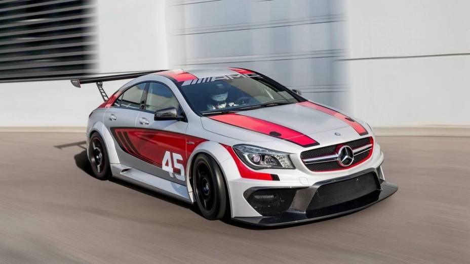 A Mercedes-Benz parece inclinada a aumentar seu portfólio de modelos voltados ao automobilismo | <a href="https://preprod.quatrorodas.abril.com.br/saloes/frankfurt/2013/mercedes-benz-cla45-amg-racing-series-752346.shtml" rel="migration">Leia mais</a>