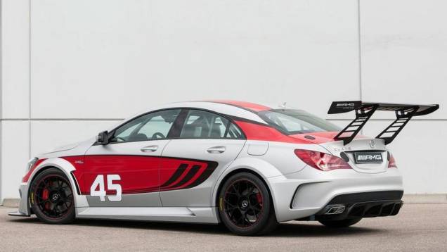 Desse modo, o modelo apresenta kit aerodinâmico diferenciado, com carroceria em fibra de carbono | <a href="https://preprod.quatrorodas.abril.com.br/saloes/frankfurt/2013/mercedes-benz-cla45-amg-racing-series-752346.shtml" rel="migration">Leia mais</a> Desse modo, o modelo apresenta kit aerodinâmico diferenciado, com carroceria em fibra de carbono | <a href="https://preprod.quatrorodas.abril.com.br/saloes/frankfurt/2013/mercedes-benz-cla45-amg-racing-series-752346.shtml" rel="migration">Leia mais</a>