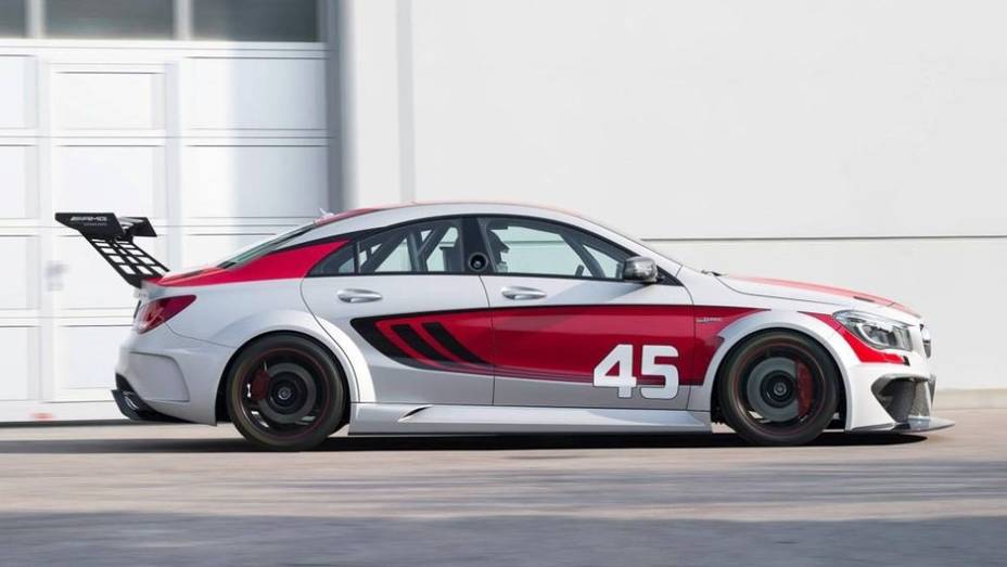 Ainda não foram revelados dados relativos à motorização, mas sabe-se que a Mercedes poderá, até mesmo, criar uma nova categoria de automobilismo, exclusiva para o CLA45 AMG Racing Series | <a href="https://preprod.quatrorodas.abril.com.br/saloes/frankfurt/2013/mer" rel="migration"></a>