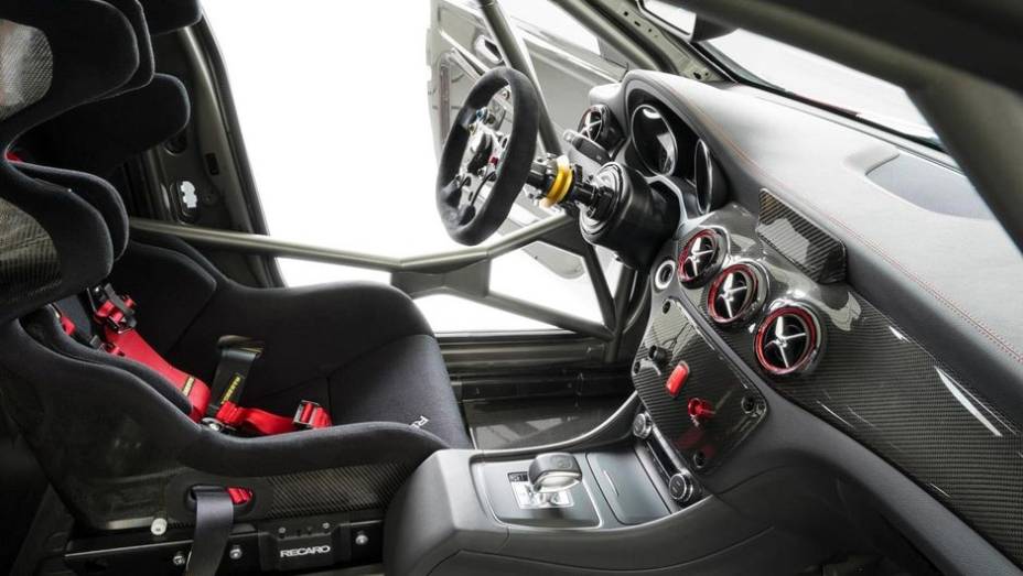 O interior totalmente adaptado para competição... | <a href="https://preprod.quatrorodas.abril.com.br/saloes/frankfurt/2013/mercedes-benz-cla45-amg-racing-series-752346.shtml" rel="migration">Leia mais</a>