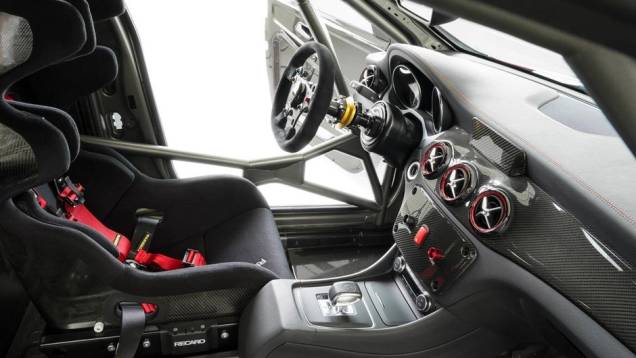 O interior totalmente adaptado para competição... | <a href="https://preprod.quatrorodas.abril.com.br/saloes/frankfurt/2013/mercedes-benz-cla45-amg-racing-series-752346.shtml" rel="migration">Leia mais</a> O interior totalmente adaptado para competição... | <a href="https://preprod.quatrorodas.abril.com.br/saloes/frankfurt/2013/mercedes-benz-cla45-amg-racing-series-752346.shtml" rel="migration">Leia mais</a>