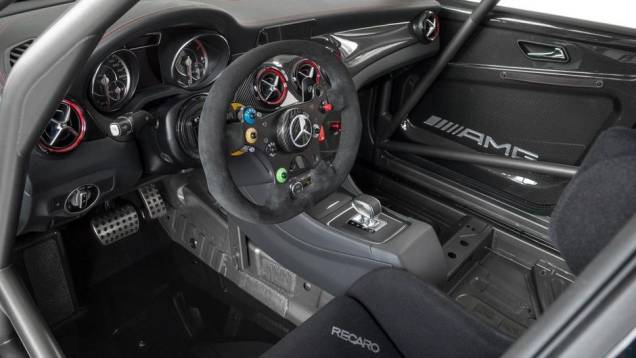 ...com direito a banco Recaro para o piloto, ausência de banco de passageiro e vasta utilização de materiais leves | <a href="https://preprod.quatrorodas.abril.com.br/saloes/frankfurt/2013/mercedes-benz-cla45-amg-racing-series-752346.shtml" rel="migration">Leia mais</a> ...com direito a banco Recaro para o piloto, ausência de banco de passageiro e vasta utilização de materiais leves | <a href="https://preprod.quatrorodas.abril.com.br/saloes/frankfurt/2013/mercedes-benz-cla45-amg-racing-series-752346.shtml" rel="migration">Leia mais</a>