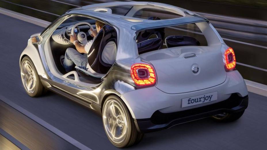 O carro em questão é o smart ForJoy concept, carro-conceito com características inovadoras e que antecipa as próximas gerações de ForTwo e ForFour | <a href="https://preprod.quatrorodas.abril.com.br/saloes/frankfurt/2013/smart-forjoy-concept-752336.shtml" rel="migration">Leia mai</a>