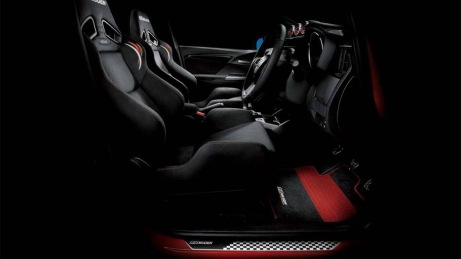 Interior conta com novos tapetes, uma grade de fibra de carbono, bancos esportivos revestidos em couro Alcântara, assim como novos mostradores | <a href="https://preprod.quatrorodas.abril.com.br/noticias/fabricantes/mugen-oficializa-pacote-customizacao-honda-fit-2" rel="migration"></a> Interior conta com novos tapetes, uma grade de fibra de carbono, bancos esportivos revestidos em couro Alcântara, assim como novos mostradores | <a href="https://preprod.quatrorodas.abril.com.br/noticias/fabricantes/mugen-oficializa-pacote-customizacao-honda-fit-2" rel="migration"></a>