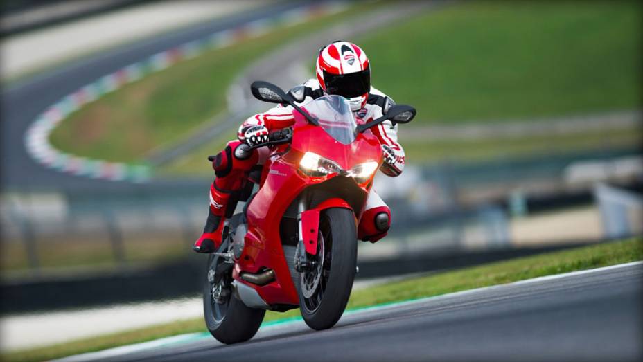 Proposta da motocicleta é ser uma superbike mais acessível | <a href="https://preprod.quatrorodas.abril.com.br/moto/noticias/ducati-apresenta-899-panigale-frankfurt-753568.shtml" rel="migration">Leia mais</a>