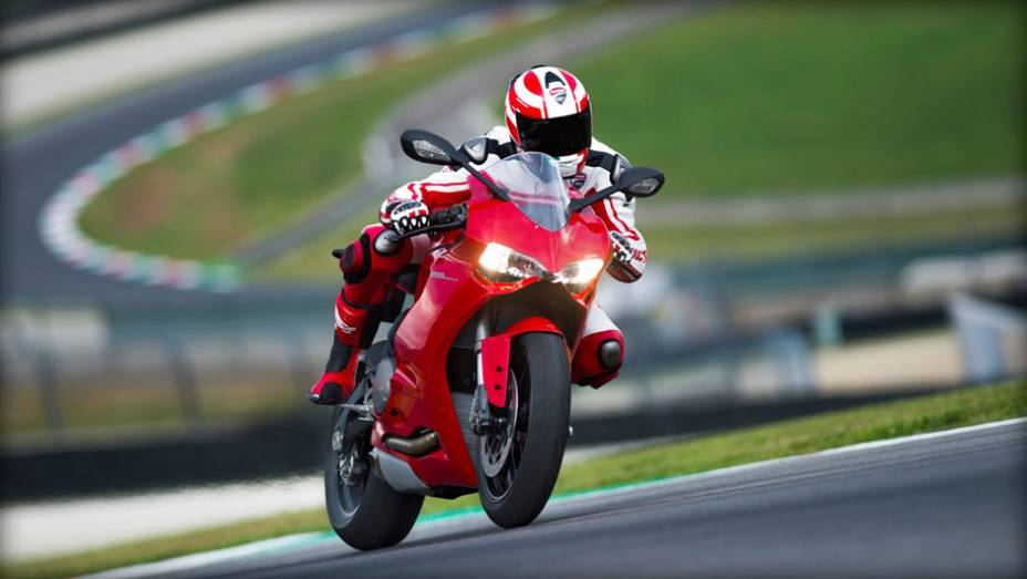 Proposta da motocicleta &eacute; ser uma superbike mais acess&iacute;vel | <a href="https://preprod.quatrorodas.abril.com.br/moto/noticias/ducati-apresenta-899-panigale-frankfurt-753568.shtml" rel="migration">Leia mais</a>