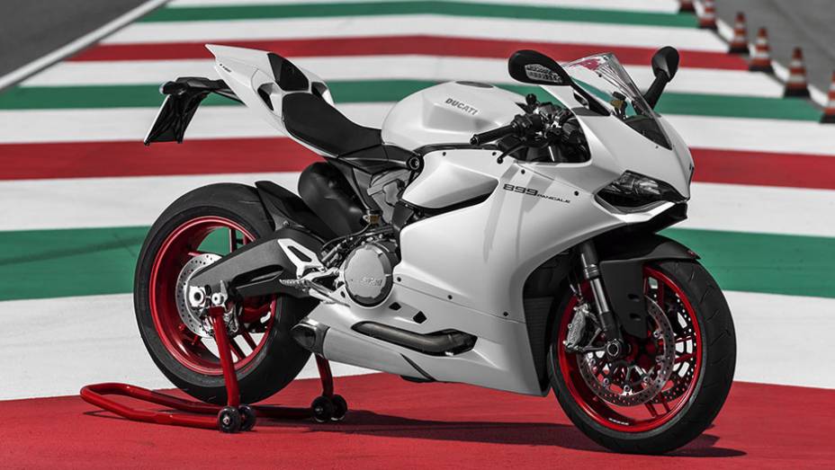 A diferen&ccedil;a mais not&aacute;vel para a 1199 &eacute; o motor de dois cilindros Superquadro amansado, que faz 148 cavalos de pot&ecirc;ncia e 10 mkgf de torque | <a href="https://preprod.quatrorodas.abril.com.br/moto/noticias/ducati-apresenta-899-panigale-frankfurt-753568.shtml" rel="migration">Leia</a>