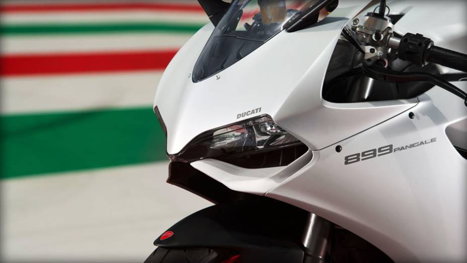 Detalhe da carenagem dianteira | <a href="https://preprod.quatrorodas.abril.com.br/moto/noticias/ducati-apresenta-899-panigale-frankfurt-753568.shtml" rel="migration">Leia mais</a>