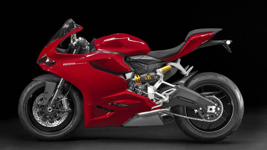 Apesar da diminuição na potência, a Ducati 899 Panigale foi feita para as pistas e também inclui muitos dos equipamentos eletrônicos presentes na 1199 | <a href="https://preprod.quatrorodas.abril.com.br/moto/noticias/ducati-apresenta-899-panigale-frankfurt-753568." rel="migration"></a>