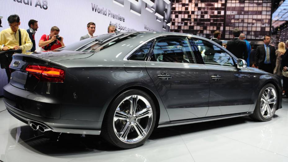 Audi A8 2014 | <a href="https://preprod.quatrorodas.abril.com.br/saloes/frankfurt/2013/audi-a8-2014-753145.shtml" rel="migration">Leia mais</a>