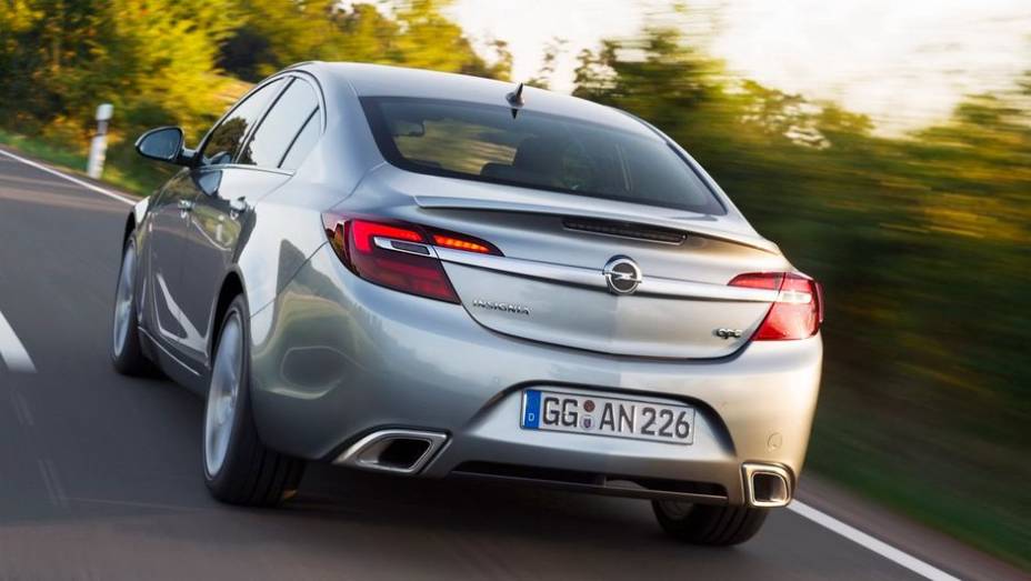 A fam&iacute;lia Insignia ganhou op&ccedil;&otilde;es de motoriza&ccedil;&atilde;o. Dois blocos movidos a gasolina, que entregam 168 e 246 cavalos de pot&ecirc;ncia, est&atilde;o dispon&iacute;veis, bem como o atualizado 2.0, agora oferecendo 138 cv | <a href="https://preprod.quatrorodas.abril.com.br/saloes/frankfurt" rel="migration"></a>