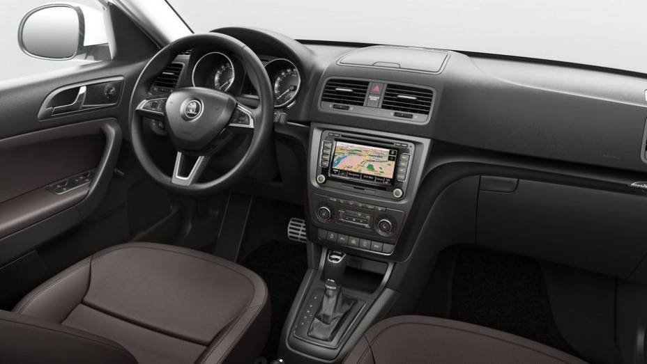 Por dentro, tamb&eacute;m houve modifica&ccedil;&otilde;es no volante, painel de instrumentos e foram introduzidas novas op&ccedil;&otilde;es de revestimento | <a href="https://preprod.quatrorodas.abril.com.br/saloes/frankfurt/2013/skoda-yeti-753464.shtml" rel="migration">Leia mais</a>