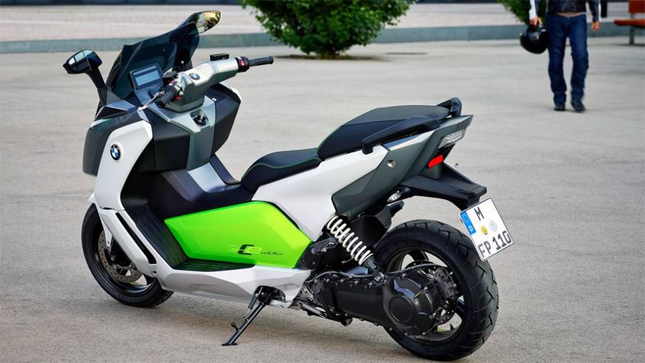 Completamente elétrico, ele faz de 0 a 100 km/h em 6,2 segundos | <a href="https://preprod.quatrorodas.abril.com.br/moto/noticias/bmw-mostra-scooter-c-evolution-frankfurt-753657.shtml" rel="migration">Leia mais</a>