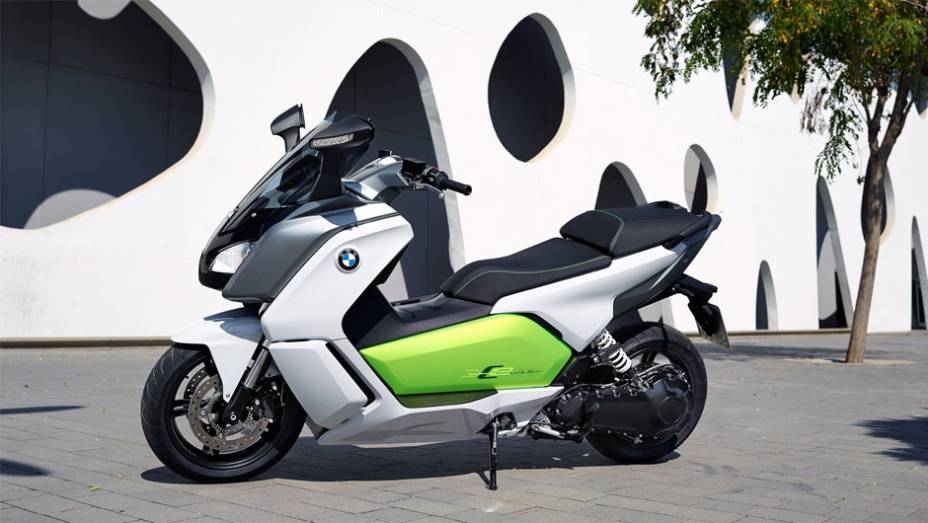 Movido a bateria de íon-lítio de 8 kWh, o scooter desenvolve uma potência máxima de 47 cavalos | <a href="https://preprod.quatrorodas.abril.com.br/moto/noticias/bmw-mostra-scooter-c-evolution-frankfurt-753657.shtml" rel="migration">Leia mais</a>