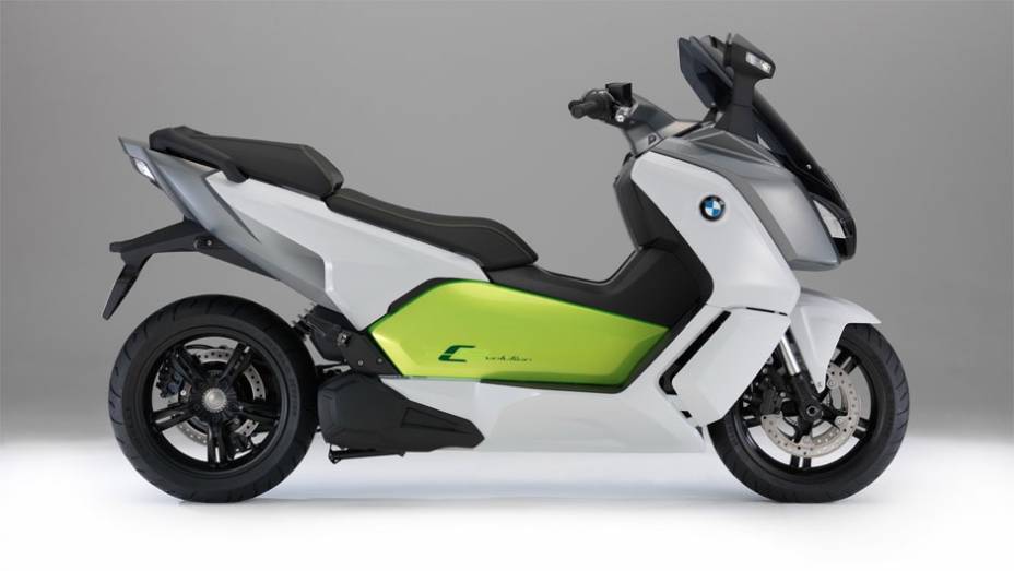 A BMW ainda equipa o C Evolution com um sistema de recuperação de energia por meio da frenagem e até mesmo quando o acelerador deixa de ser ativado | <a href="https://preprod.quatrorodas.abril.com.br/moto/noticias/bmw-mostra-scooter-c-evolution-frankfurt-753657.sh" rel="migration"></a>