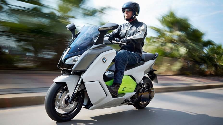 Além da tecnologia de recuperação de energia, o controle de torque está presente no novo scooter da BMW | <a href="https://preprod.quatrorodas.abril.com.br/moto/noticias/bmw-mostra-scooter-c-evolution-frankfurt-753657.shtml" rel="migration">Leia mais</a>