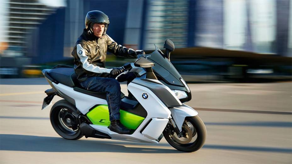 Modelo conta com frios ABS de série e quatro opções de entrega de potência: ROad, Eco Pro, Sail e Dynamic | <a href="https://preprod.quatrorodas.abril.com.br/moto/noticias/bmw-mostra-scooter-c-evolution-frankfurt-753657.shtml" rel="migration">Leia mais</a>