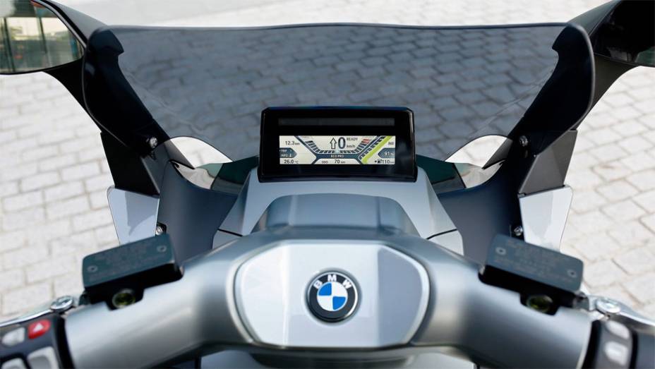 Painel minimalista lembra mais a tela de um GPS | <a href="https://preprod.quatrorodas.abril.com.br/moto/noticias/bmw-mostra-scooter-c-evolution-frankfurt-753657.shtml" rel="migration">Leia mais</a>