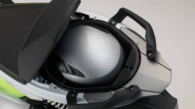 Detalhe do compartimento sob o banco | <a href="https://preprod.quatrorodas.abril.com.br/moto/noticias/bmw-mostra-scooter-c-evolution-frankfurt-753657.shtml" rel="migration">Leia mais</a> Detalhe do compartimento sob o banco | <a href="https://preprod.quatrorodas.abril.com.br/moto/noticias/bmw-mostra-scooter-c-evolution-frankfurt-753657.shtml" rel="migration">Leia mais</a>