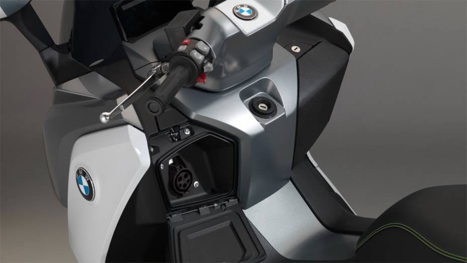 Com a carga completa, após quatro horas plugado em uma tomada de 220 V com uma corrente de 12A, o scooter tem uma autonomia de 100 km | <a href="https://preprod.quatrorodas.abril.com.br/moto/noticias/bmw-mostra-scooter-c-evolution-frankfurt-753657.shtml" rel="migration">Leia mais</a>