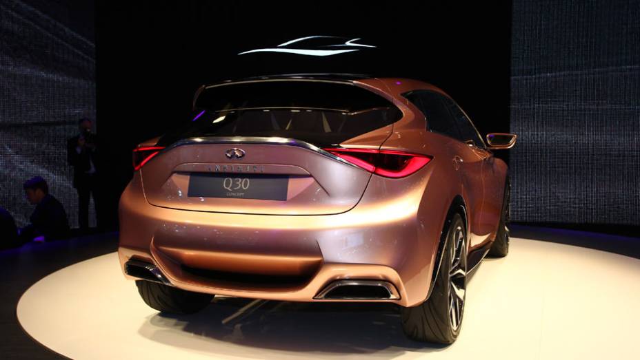 Infiniti Q30 concept | <a href="https://preprod.quatrorodas.abril.com.br/saloes/frankfurt/2013/infiniti-q30-concept-753091.shtml" rel="migration">Leia mais</a>