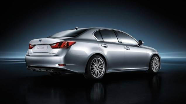 O modelo vem equipado com motor 2.5 de quatro cilindros, movido a gasolina, trabalhando ao lado de um motor elétrico | <a href="https://preprod.quatrorodas.abril.com.br/saloes/frankfurt/2013/lexus-gs-300h-753665.shtml" rel="migration">Leia mais</a> O modelo vem equipado com motor 2.5 de quatro cilindros, movido a gasolina, trabalhando ao lado de um motor elétrico | <a href="https://preprod.quatrorodas.abril.com.br/saloes/frankfurt/2013/lexus-gs-300h-753665.shtml" rel="migration">Leia mais</a>