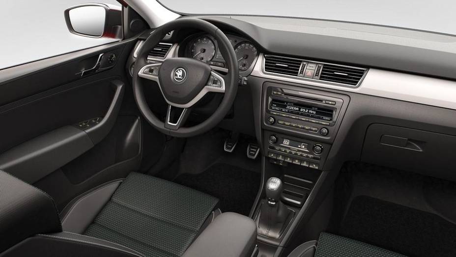Em termos de seguran&ccedil;a, o novo Skoda Rapid Spaceback vem com airbags frontais, laterais e de cabe&ccedil;a, freios ABS, cintos de seguran&ccedil;a de tr&ecirc;s pontos e apoios de cabe&ccedil;a regul&aacute;veis em altura | <a href="https://preprod.quatrorodas.abril.com.br/saloes/frankfurt/2013/sk" rel="migration"></a>