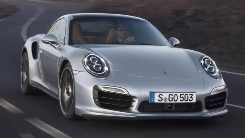 As aguardadas versões nervosas do novo 911, enfim, mostraram a cara | <a href="https://preprod.quatrorodas.abril.com.br/saloes/frankfurt/2013/porsche-911-turbo-911-turbo-s-753232.shtml" rel="migration">Leia mais</a>