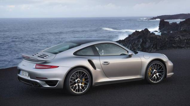 Os novos 911 Turbo e Turbo S utilizam o mesmo motor 3.8 com seis cilindros e injeção direta de combustível, entregando 520 cv e 560 cv | <a href="https://preprod.quatrorodas.abril.com.br/saloes/frankfurt/2013/porsche-911-turbo-911-turbo-s-753232.shtml" rel="migration"></a> Os novos 911 Turbo e Turbo S utilizam o mesmo motor 3.8 com seis cilindros e injeção direta de combustível, entregando 520 cv e 560 cv | <a href="https://preprod.quatrorodas.abril.com.br/saloes/frankfurt/2013/porsche-911-turbo-911-turbo-s-753232.shtml" rel="migration"></a>