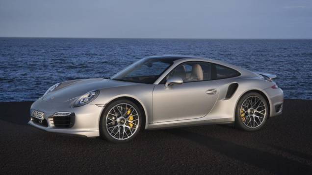 Se equipado com o pacote Sport Chrono Package, o 911 Turbo acelera de 0 a 100 km/h em 3,2 segundos, sendo que o Turbo S cumpre a mesma tarefa em 0,1 menos | <a href="https://preprod.quatrorodas.abril.com.br/saloes/frankfurt/2013/porsche-911-turbo-911-turbo-s-75323" rel="migration"></a> Se equipado com o pacote Sport Chrono Package, o 911 Turbo acelera de 0 a 100 km/h em 3,2 segundos, sendo que o Turbo S cumpre a mesma tarefa em 0,1 menos | <a href="https://preprod.quatrorodas.abril.com.br/saloes/frankfurt/2013/porsche-911-turbo-911-turbo-s-75323" rel="migration"></a>