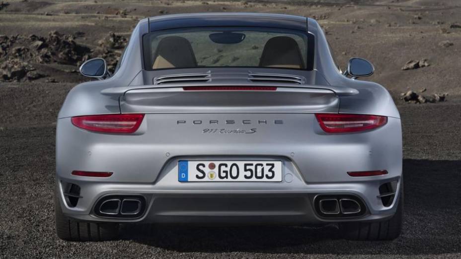 Na velocidade máxima ambos se equivalem, chegando a 318 km/h | <a href="https://preprod.quatrorodas.abril.com.br/saloes/frankfurt/2013/porsche-911-turbo-911-turbo-s-753232.shtml" rel="migration">Leia mais</a>