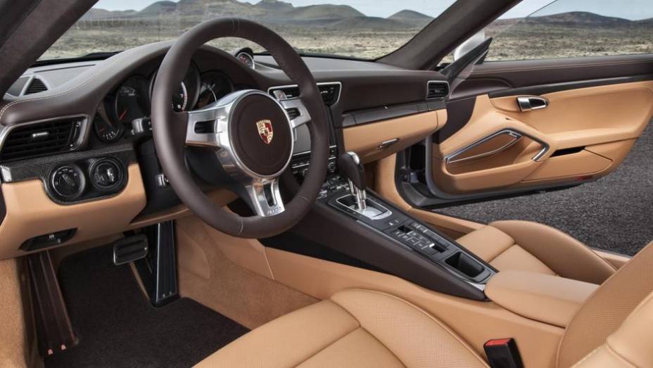 Os preços do novo 911 Turbo começam em 162.055 euros na versão Turbo e 195.256 euros na Turbo S | <a href="https://preprod.quatrorodas.abril.com.br/saloes/frankfurt/2013/porsche-911-turbo-911-turbo-s-753232.shtml" rel="migration">Leia mais</a>