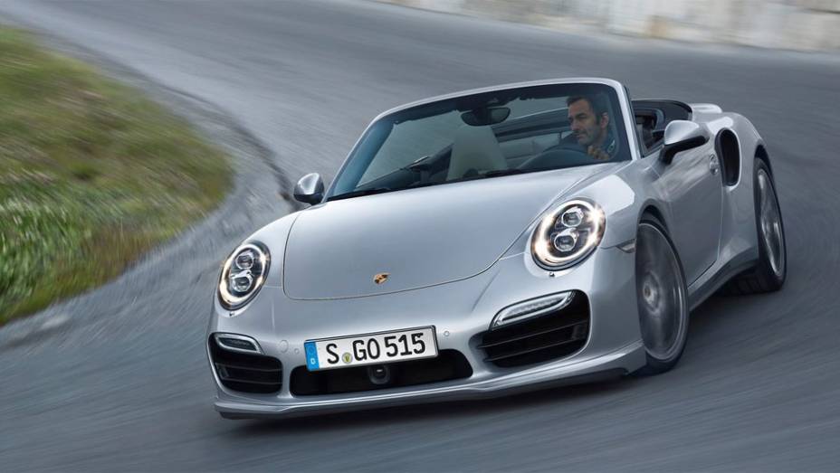Estreia pública estava prevista apenas para novembro, no Salão de Los Angeles | <a href="https://preprod.quatrorodas.abril.com.br/noticias/fabricantes/porsche-revela-911-turbo-turbo-s-cabriolet-754889.shtml" rel="migration">Leia mais</a>