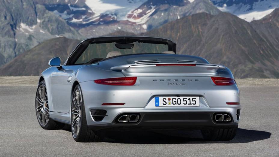 Modelo segue de perto as pegadas dos recentemente introduzidos 911 Turbo e Turbo S Coupe | <a href="https://preprod.quatrorodas.abril.com.br/noticias/fabricantes/porsche-revela-911-turbo-turbo-s-cabriolet-754889.shtml" rel="migration">Leia mais</a>