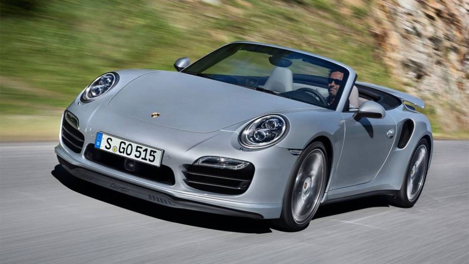 Sua carroceria é 28 milímetros mais larga que a do 911 mais largo que existe, o Carrera 4 | <a href="https://preprod.quatrorodas.abril.com.br/noticias/fabricantes/porsche-revela-911-turbo-turbo-s-cabriolet-754889.shtml" rel="migration">Leia mais</a>