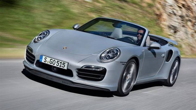 Sua carroceria é 28 milímetros mais larga que a do 911 mais largo que existe, o Carrera 4 | <a href="https://preprod.quatrorodas.abril.com.br/noticias/fabricantes/porsche-revela-911-turbo-turbo-s-cabriolet-754889.shtml" rel="migration">Leia mais</a> Sua carroceria é 28 milímetros mais larga que a do 911 mais largo que existe, o Carrera 4 | <a href="https://preprod.quatrorodas.abril.com.br/noticias/fabricantes/porsche-revela-911-turbo-turbo-s-cabriolet-754889.shtml" rel="migration">Leia mais</a>