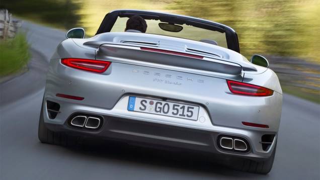 A potência vem de uma nova versão desenvolvida do motor Porsche 3.8 litros turbo com seis cilindros, movido a gasolina, de 520 cavalos e 67,3 mkgf de torque | <a href="https://preprod.quatrorodas.abril.com.br/noticias/fabricantes/porsche-revela-911-turbo-turbo-s-c" rel="migration"></a> A potência vem de uma nova versão desenvolvida do motor Porsche 3.8 litros turbo com seis cilindros, movido a gasolina, de 520 cavalos e 67,3 mkgf de torque | <a href="https://preprod.quatrorodas.abril.com.br/noticias/fabricantes/porsche-revela-911-turbo-turbo-s-c" rel="migration"></a>