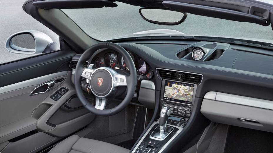 Ele faz de 0 a 100 km/h em 3,5 segundos | <a href="https://preprod.quatrorodas.abril.com.br/noticias/fabricantes/porsche-revela-911-turbo-turbo-s-cabriolet-754889.shtml" rel="migration">Leia mais</a>