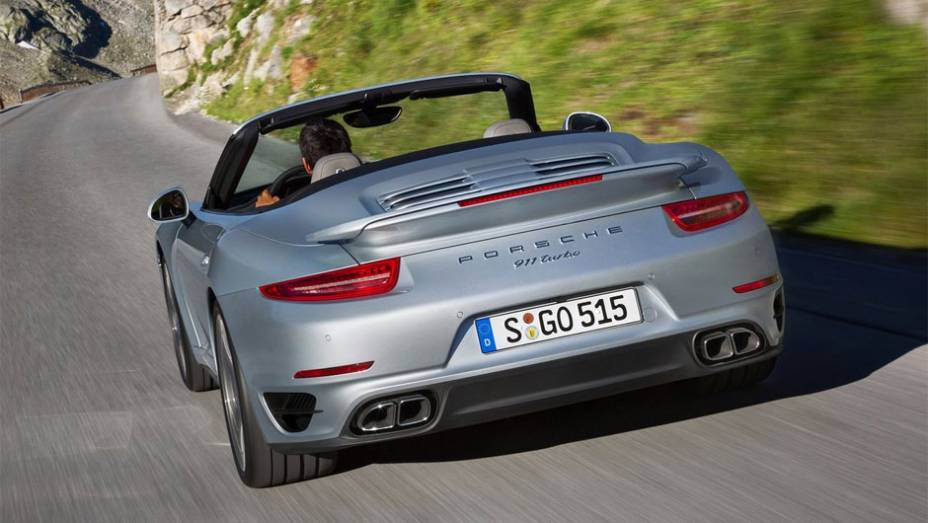 A velocidade máxima divulgada pela Porsche é de 318 km/h | <a href="https://preprod.quatrorodas.abril.com.br/noticias/fabricantes/porsche-revela-911-turbo-turbo-s-cabriolet-754889.shtml" rel="migration">Leia mais</a>