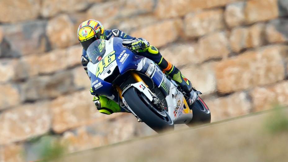 Valentino Rossi ficou com o quarto melhor tempo | <a href="https://preprod.quatrorodas.abril.com.br/moto/noticias/motogp-marquez-garante-pole-aragon-755537.shtml" rel="migration">Leia mais</a>