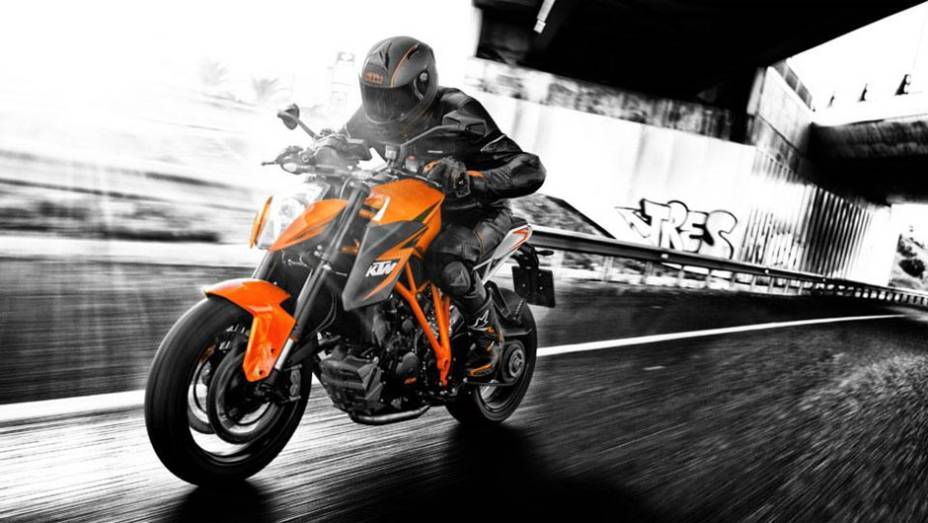 Naked com alma de esportiva desenvolve 180 cavalos de potência | <a href="https://preprod.quatrorodas.abril.com.br/moto/noticias/ktm-revela-1290-super-duke-r-2014-755875.shtml" rel="migration">Leia mais</a>