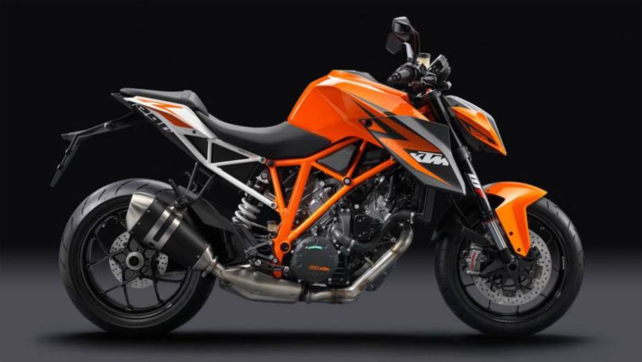 Pesando 189 kg, já em ordem de marcha, não é de se estranhar que a 1290 Super Duke R faz de o 0 a 200 km/h em apenas 7,2 segundos | <a href="https://preprod.quatrorodas.abril.com.br/moto/noticias/ktm-revela-1290-super-duke-r-2014-755875.shtml" rel="migration">Leia mais</a>