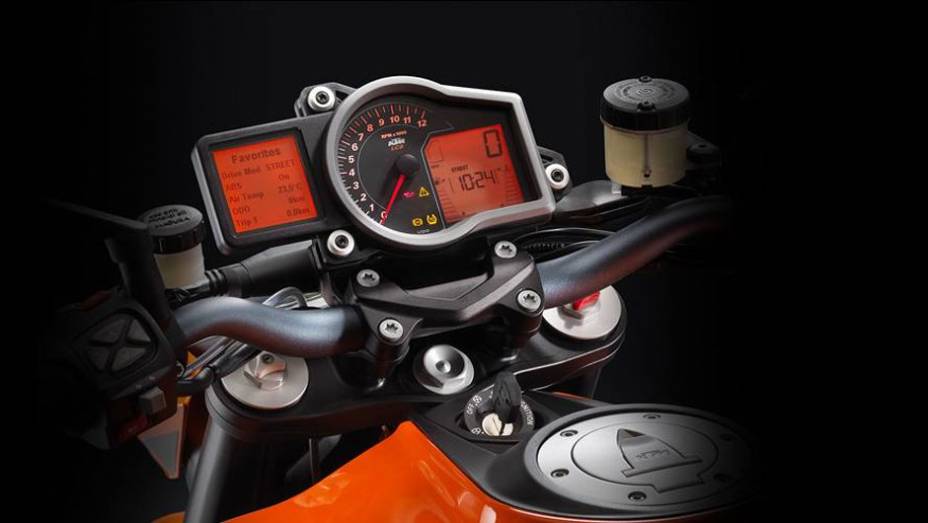 Detalhe do painel | <a href="https://preprod.quatrorodas.abril.com.br/moto/noticias/ktm-revela-1290-super-duke-r-2014-755875.shtml" rel="migration">Leia mais</a>